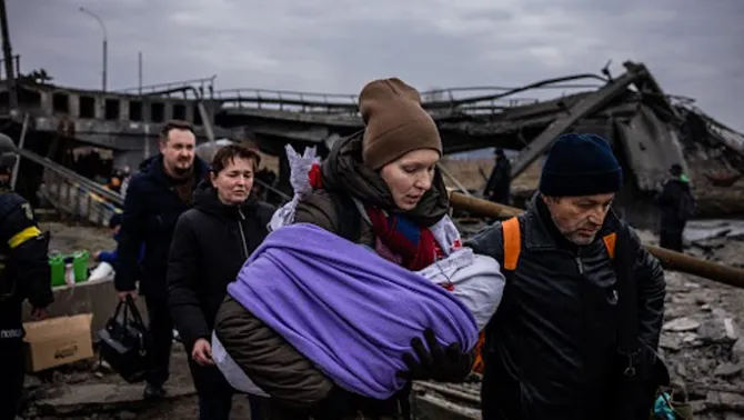 रूस-यूक्रेन संघर्ष के दुष्प्रभाव: यूक्रेन में शरणार्थी संकट के बीच उजागर होती नस्लवाद की भावना