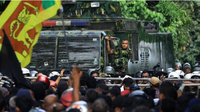 ‘श्रीलंका में देशव्यापी राष्ट्रीय संकट के बीच दंगों, इस्तीफ़ों और सियासी पुनर्जन्म का दौर’