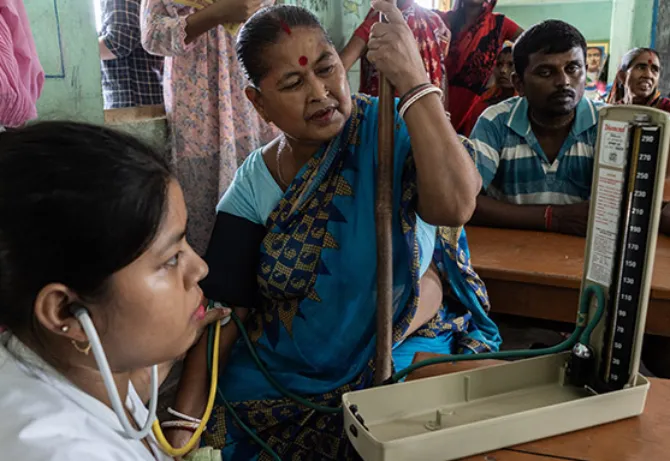 भारतीयों का स्वास्थ्य: स्थिति में सुधार लाने के लिए चुनौतियों और रणनीतियों की सूची!