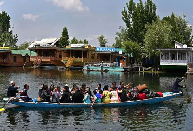 कश्मीर: आतंक के इतिहास को पीछे छोड़कर पर्यटन के महत्वपूर्ण केंद्र के रूप में उभरता राज्य!