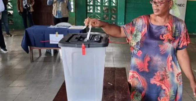 लाइबेरिया में राष्ट्रपति चुनाव के लिए मुक़ाबला: कमज़ोर लोकतंत्र के सामने परीक्षा की घड़ी