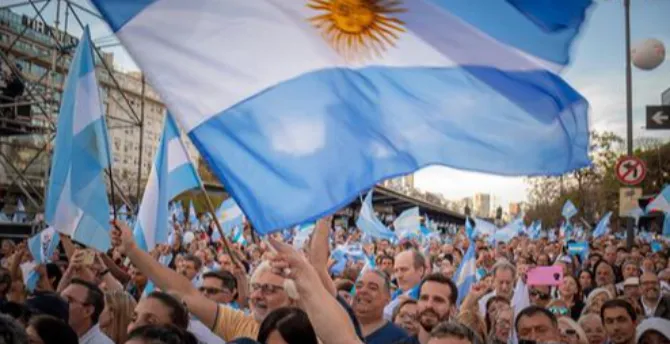 अर्जेंटीना चुनाव 2023: जाने-पहचाने और अनजान चेहरों के बीच कांटे का मुक़ाबला!