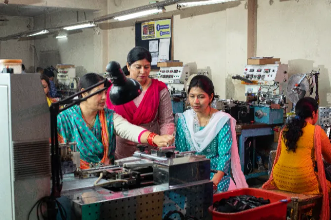 ভারতের অর্থনৈতিক প্রগতিতে নারীদের ভূমিকা বৃদ্ধি করা দরকার