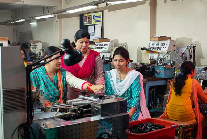 भारताच्या आर्थिक प्रगतीमध्ये महिलांचा सहभाग वाढवणं गरजेचं