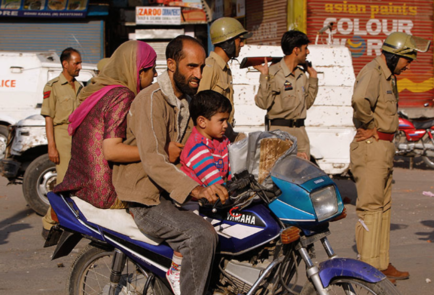 कश्मीर पर नई दिल्ली नर्म और सख़्त उपायों का समझदारी से करे प्रयोग