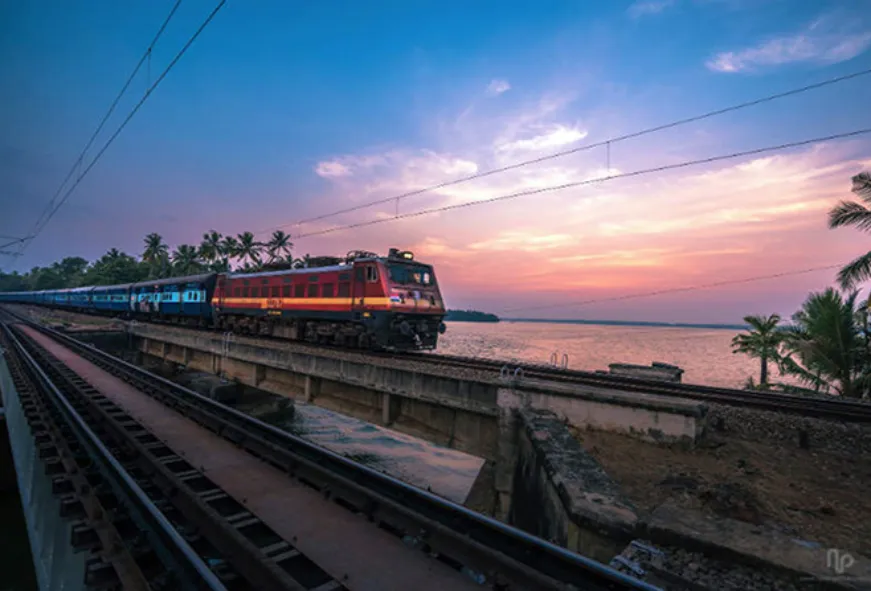संपत्तियों का उत्पादन बढ़ाकर ही मुमकिन है भारतीय रेल की वित्तीय हालत में सुधार!