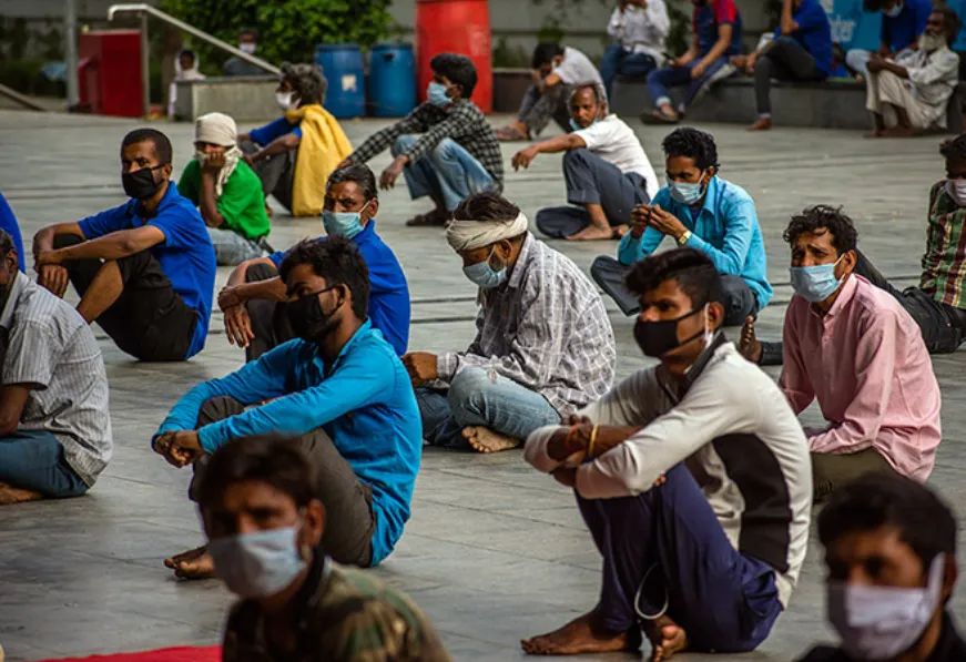 पूरब से पश्चिम तक कोविड-19: महामारी के बीच गहराता भारत का प्रवासी मज़दूर संकट