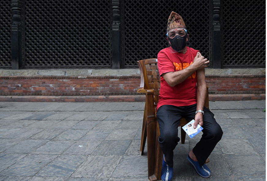 कोविड-19 के मुश्किल दौर में नेपाल को वैक्सीन और स्थिरता की तलाश: चीन पर बढ़ रही है निर्भरता