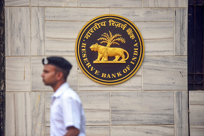 भारत में बढ़ता कर्ज़ का संकट और केंद्रीय बैंक की प्रधानता पर बहस!  