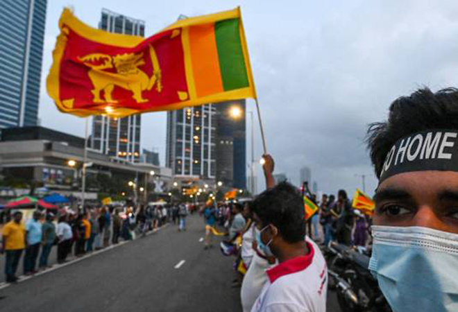 #Sri Lanka Crisis: अस्तित्व के संकट से जूझता श्रीलंका; भारत ने निभायी ज़िम्मेदार पड़ोसी की भूमिका!  