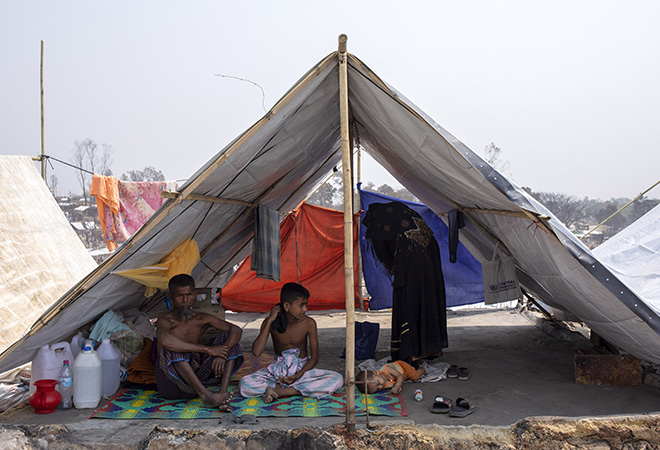 दशक से लंबी चल रही नज़रबंदी: म्यांमार कैंप में रोहिंग्या शर्णार्थी का हाल!  