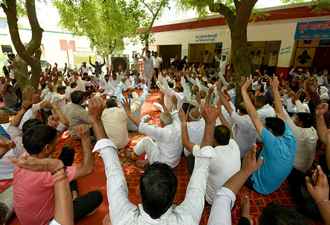 विकेंद्रीकरण @75 : कैसे त्रिस्तरीय संस्थाओं ने भारत के प्रजातंत्र को मज़बूत किया है  