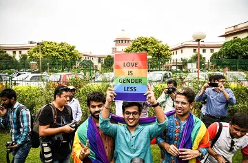 LGBTQ+ समुदाय के द्वारा संतान गोद लेने के अधिकार का मसला और उससे जुड़े क़ानून में व्याप्त कमियां!