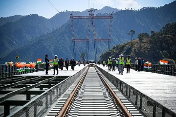 कश्मीर में मूलभूत ढांचे की परियोजनाओं की मदद से, एकीकरण की 'बाधा' को दूर करने की कोशिश!  