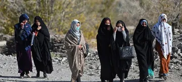 तालिबान के साये तले: अफ़ग़ानिस्तान में महिलाओं और लड़कियों का भविष्य दांव पर  