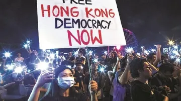 हाँगकाँगची लोकशाही चीनी ड्रॅगनच्या घशात  