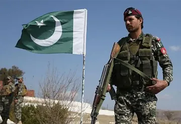 पाकिस्तान: लष्करी आक्रमण आणि आंतरराष्ट्रीय समर्थनाचा शोध  