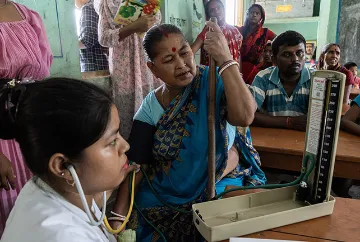 भारतीयों का स्वास्थ्य: स्थिति में सुधार लाने के लिए चुनौतियों और रणनीतियों की सूची!  