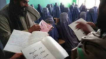 तालिबानी राजवटीत महिलांची स्थिती बिकट  