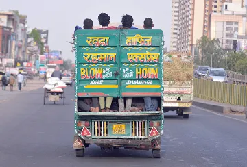 स्थलांतरितांचा राष्ट्रीय डेटाबेस हवा