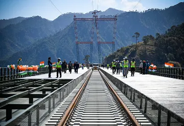 ब्रिजिंग इंटिग्रेशन: काश्मीरमधील पायाभूत सुविधा प्रकल्प  