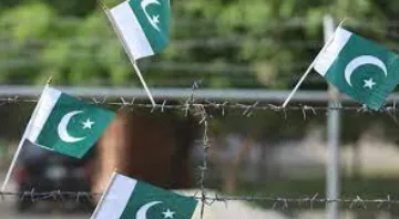लोकशाही आणि हुकूमशहा यांच्यात: पाकिस्तानी संकटाला प्रतिसाद
