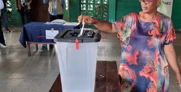लाइबेरिया में राष्ट्रपति चुनाव के लिए मुक़ाबला: कमज़ोर लोकतंत्र के सामने परीक्षा की घड़ी  