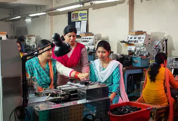 भारताच्या आर्थिक प्रगतीमध्ये महिलांचा सहभाग वाढवणं गरजेचं