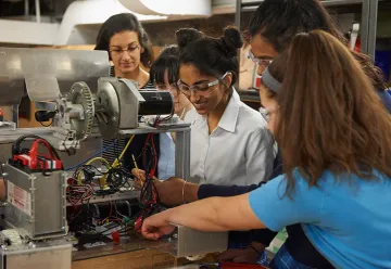 महिलाएं और STEM: शिक्षा और कामकाज में भागीदारी का भारी अंतर समझ से परे है