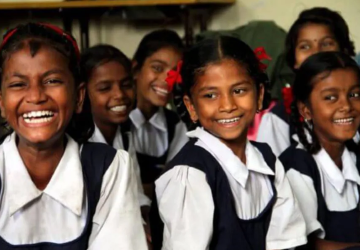 राष्ट्रांचे सशक्तीकरण: आर्थिक विकासासाठी आणि समानतेसाठी मुलींना शिक्षित करणे गरजेचे  