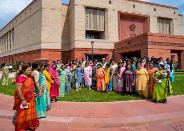 भारत में पंचायती संस्थानों में निर्वाचित महिला प्रतिनिधि: प्रभाव और चुनौतियों का विस्तृत विश्लेषण!