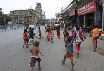 भारत में है दुनिया की सबसे बड़ी युवा आबादी: लेकिन बेघर और शोषित बच्चे जी रहे हैं उपेक्षित जीवन!  