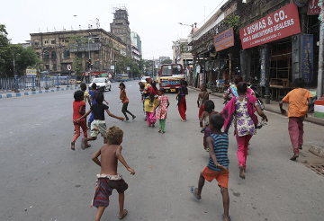 भारत में है दुनिया की सबसे बड़ी युवा आबादी: लेकिन बेघर और शोषित बच्चे जी रहे हैं उपेक्षित जीवन!