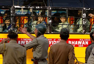 जम्मू-कश्मीर पुलिस को हाशिए पर धकेलना कितना ख़तरनाक हो सकता है?  