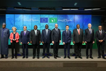 यूरोपीय संघ-अफ्रीकी संघ शिखर सम्मेलन: महत्वाकांक्षाओं को हक़ीक़त से मिलाने की कोशिश  