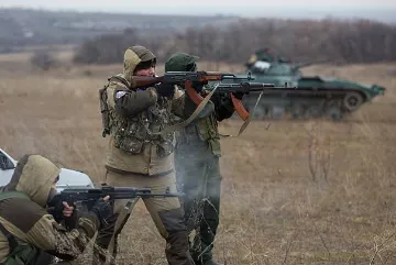 यूक्रेन-रूस के बीच संघर्ष में, मदद करने आये विदेशी ग़ैरसरकारी ‘लड़ाकों’ पर असमंजस की स्थिति  