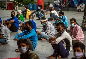 पूरब से पश्चिम तक कोविड-19: महामारी के बीच गहराता भारत का प्रवासी मज़दूर संकट  