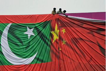 पाकिस्तान – चीन ने सीपीईसी परियोजनाओं पर अचानक से विराम क्यों लगाया?  