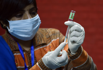 दुनिया में कोविड19 के लिए वैक्सीनेशन: वैक्सीन की कमी के बीच भारत की उम्मीदों पर खरा उतरने की कोशिश  