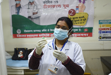 टीकाकरण का वक़्त: कोविड-19 के मामलों में बढ़ोत्तरी और भारत के मशहूर ‘रिकवरी रेट’ की बदतर होती स्थिति  