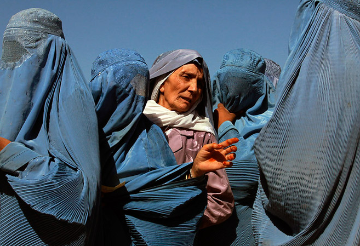 अफ़ग़ानिस्तान: गंभीर मानवीय संकट के पीछे रहीं अनगिनत वजहें  