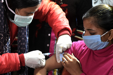 भारत की सबसे बड़ी चुनौती: वैक्सीन को लेकर कैसे ख़त्म हो भ्रम?  