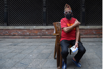 कोविड-19 के मुश्किल दौर में नेपाल को वैक्सीन और स्थिरता की तलाश: चीन पर बढ़ रही है निर्भरता  