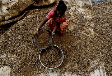 कोरोना की दूसरी विनाशकारी लहर का भारत की ग्रामीण अर्थव्यवस्था और महिलाओं पर प्रभाव  