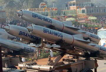 भारत द्वारा निर्मित ब्रह्मोस क्रूज़ मिसाइल के विस्तार के लिये बाज़ार ढूंढने की क़वायद  